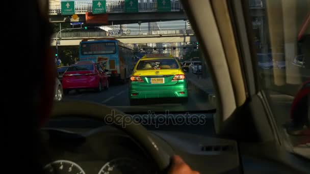 Tráfico urbano en Bangkok — Vídeos de Stock