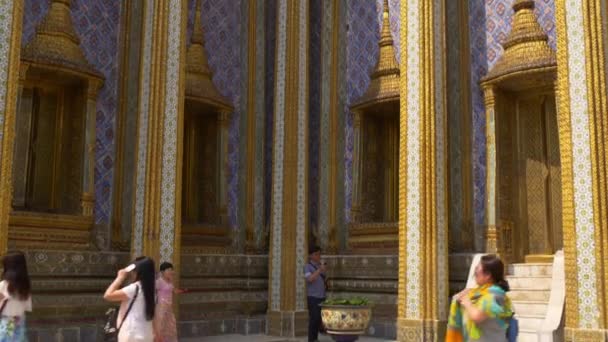 Mensen in de buurt van tempels In Bangkok — Stockvideo