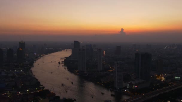 Gün batımında Bangkok şehrinin hava atış — Stok video