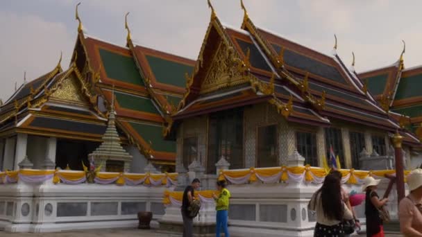 Emberek közelében templomok a Bangkok — Stock videók