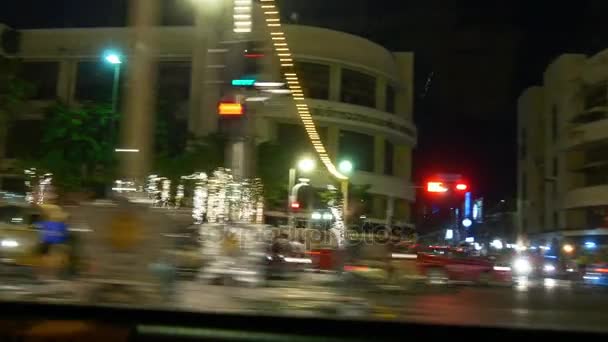 Вуличний рух місто в Бангкок вночі — стокове відео