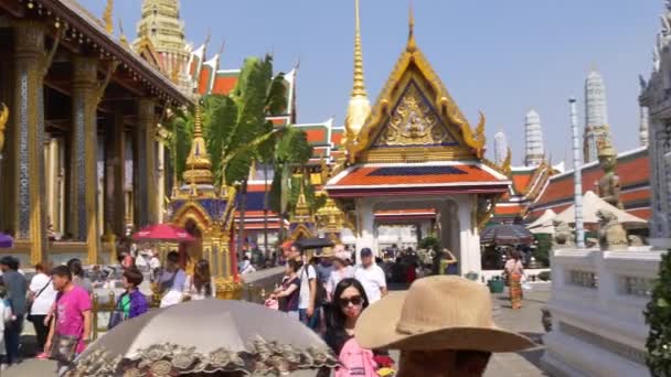 Emberek közelében templomok a Bangkok — Stock videók