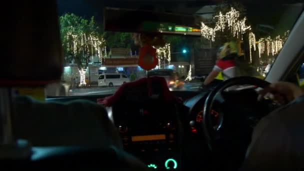 Městské pouliční provoz v Bangkoku v noci — Stock video