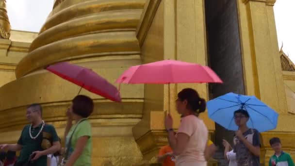 Personer nära templen i Bangkok — Stockvideo