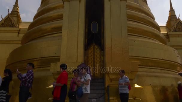 Orang-orang dekat kuil di Bangkok — Stok Video