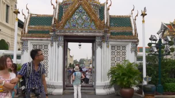 Люди біля храмів в Бангкоку — стокове відео