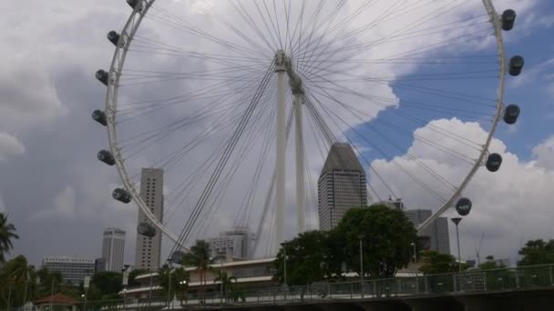 Bahía Marina de Singapur con noria — Vídeos de Stock