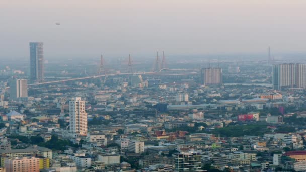 Luftfotografering av Bangkok by ved solnedgang – stockvideo