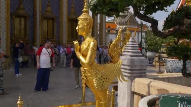 Lidé v okolí chrámů v Bangkoku — Stock video