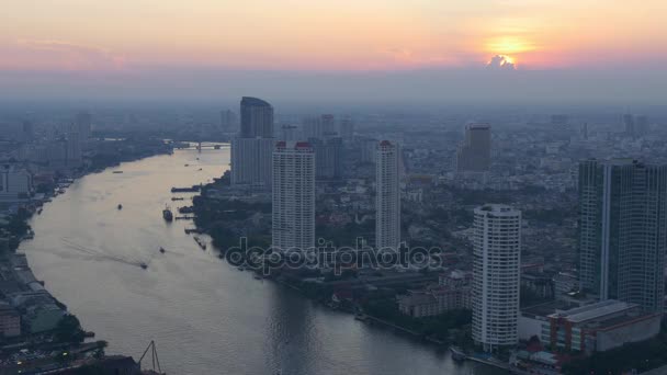 Река в городе Бангкок на закате — стоковое видео