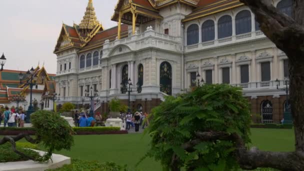 Personnes près de Temples à Bangkok — Video