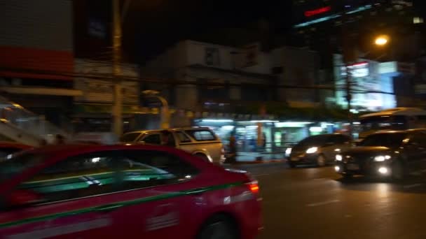 Stad straat traffic in Bangkok's nachts — Stockvideo