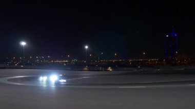 Gece yarış pistinde Dubai.