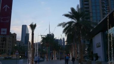 İnsanlar Dubai şehir sokaklarında