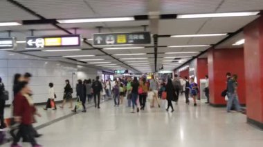 tren istasyonu insanlarla