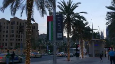 İnsanlar Dubai şehir sokaklarında