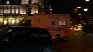 Paris şehir gece arabalı
