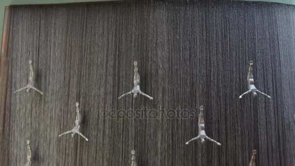 Sculpturen op Dubai Mall watervallen — Stockvideo