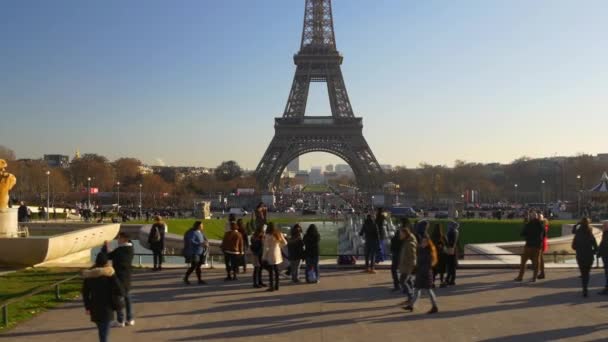 Turisti alla Torre Eiffel — Video Stock