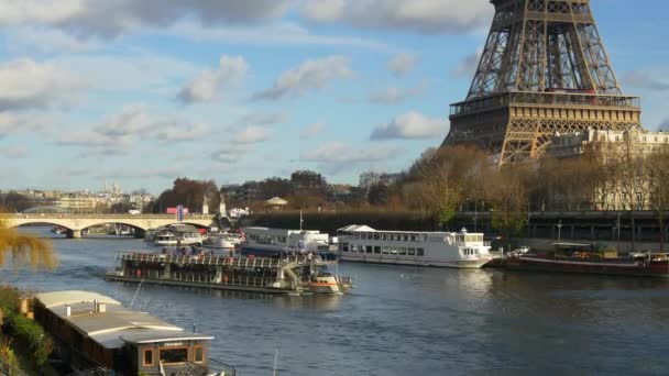 Vista aérea de la Torre Eiffel — Vídeos de Stock