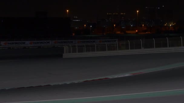 Racetrack à noite em Dubai . — Vídeo de Stock