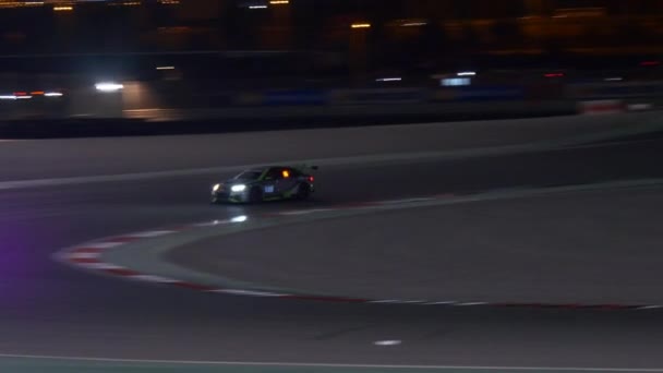 Autodrom v noci v Dubaji. — Stock video