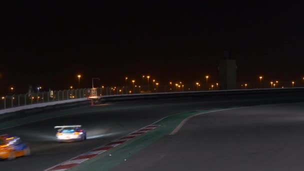 Rennstrecke in der Nacht in Dubai. — Stockvideo