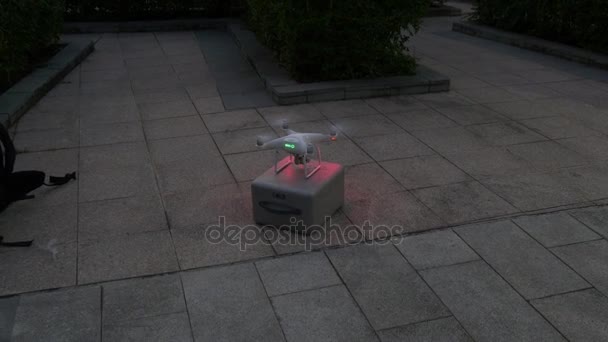 夜の時間で高 Quadcopter フライ — ストック動画