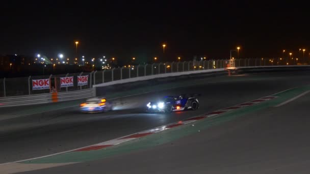 Autodrom v noci v Dubaji. — Stock video