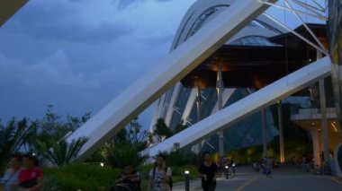 Çiçek kubbe ve bulut orman 