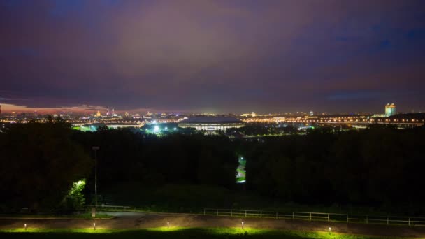 Panorama van Moskou stadsgezicht bij nacht — Stockvideo