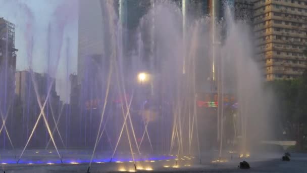 Podświetlane panoramę fontanna słynny hotel — Wideo stockowe