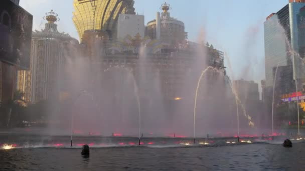 Освещенный город знаменитый панорама фонтана отеля — стоковое видео