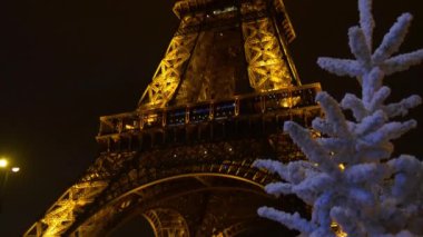 Paris 'teki Eyfel Kulesi