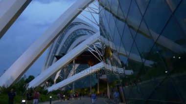 Çiçek kubbe ve bulut orman 