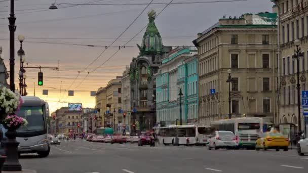 San Petersburgo Rusia, tráfico diurno — Vídeo de stock