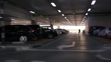 Dubai'de yeraltı otopark 