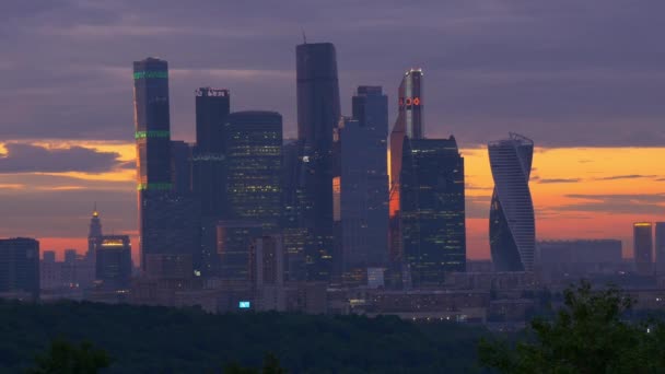 Panorama du paysage urbain de moscou la nuit — Video