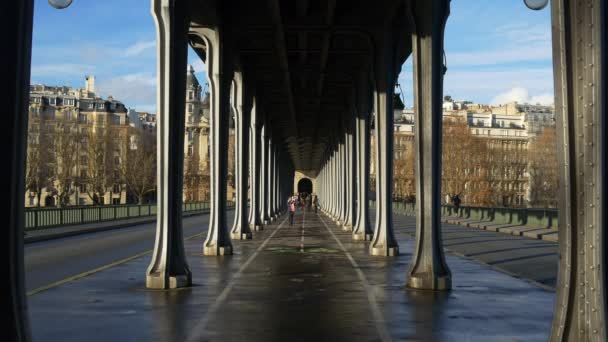 Vida diurna en París — Vídeo de stock