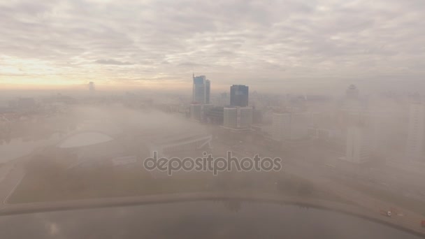 Paysage urbain sous le brouillard — Video
