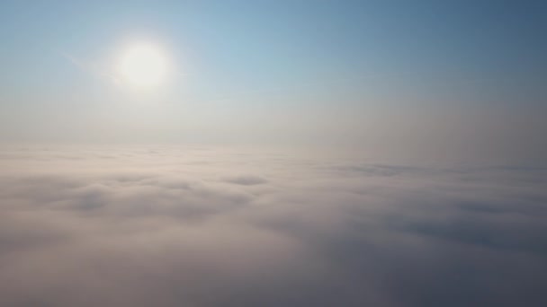Bulutların üzerinde şaşırtıcı panorama — Stok video