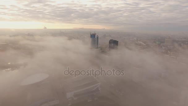 Paisaje urbano bajo niebla — Vídeos de Stock