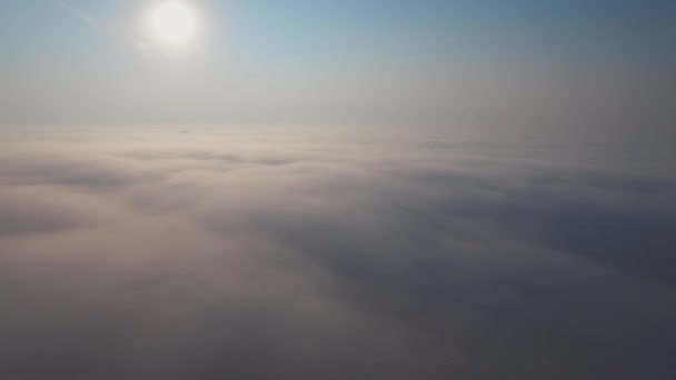 Bulutların üzerinde şaşırtıcı panorama — Stok video