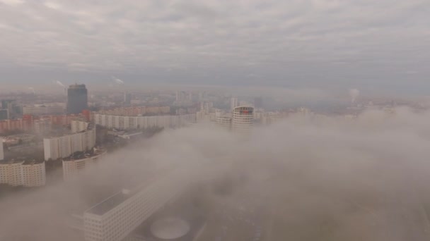 Stadsgezicht onder mist — Stockvideo