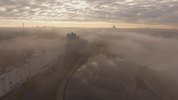 Panoráma města v mlze — Stock video