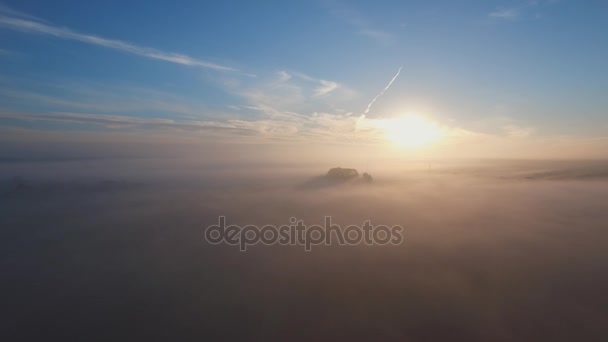 Paesaggio urbano sotto nebbia — Video Stock