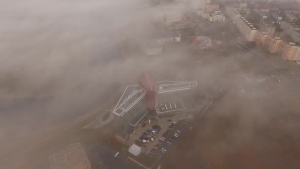 Stadtbild im Nebel — Stockvideo