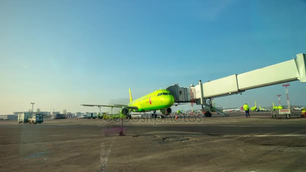 Tráfego de avião no aeroporto . — Vídeo de Stock