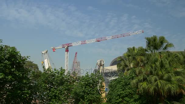 晴朗日香港市中心建筑起重机全景4K — 图库视频影像