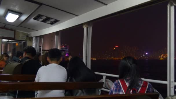 夜点灯パノラマ 中国香港市有名なフェリーに乗って — ストック動画